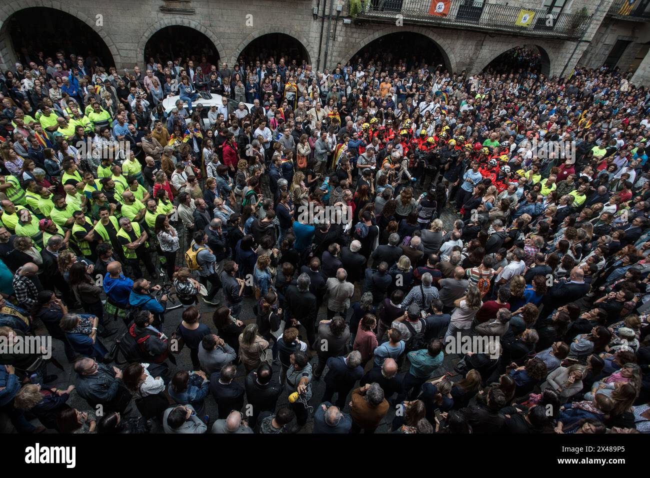 Centinaia di persone si riuniscono di fronte al municipio di Girona per protestare contro le azioni della polizia spagnola durante il referendum del 1° ottobre Foto Stock