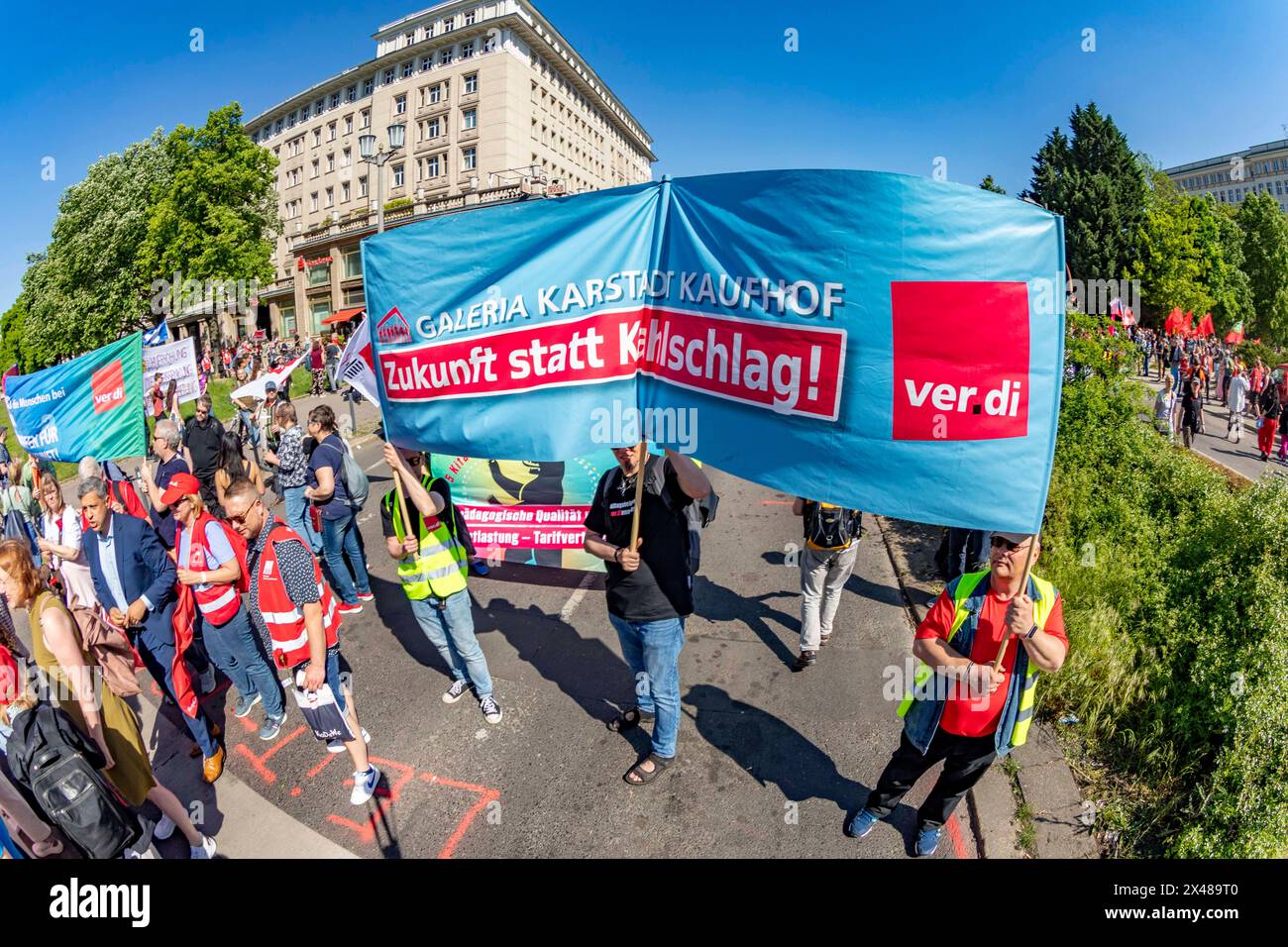 1) mai: 15,000 Menschen demonstrierten a Friedrichshain, Rund 15,000 Menschen nahmen am 1. Mai an der DGB-Kundgebung a Friedrichshain teil. Auch der SPD-Politiker Raed Saleh War unter den Teilnehmern Berlin Berlin Deutschland *** 1° maggio 15.000 persone hanno manifestato a Friedrichshain, circa 15.000 persone hanno partecipato al raduno del DGB a Friedrichshain il 1° maggio anche il politico dell'SPD Raed Saleh è stato tra i partecipanti Berlino Germania Foto Stock