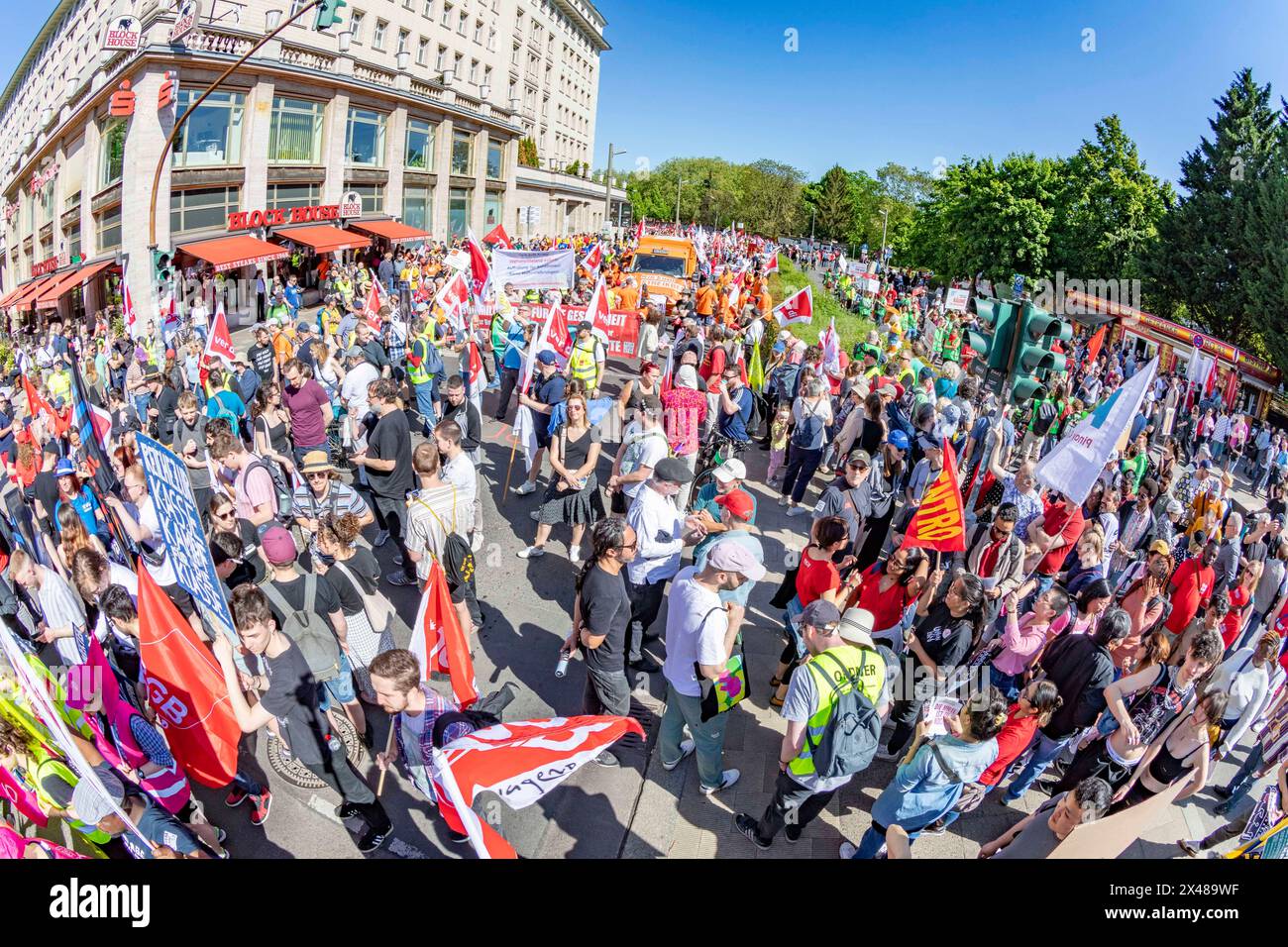 1) mai: 15,000 Menschen demonstrierten a Friedrichshain, Rund 15,000 Menschen nahmen am 1. Mai an der DGB-Kundgebung a Friedrichshain teil. Auch der SPD-Politiker Raed Saleh War unter den Teilnehmern Berlin Berlin Deutschland *** 1° maggio 15.000 persone hanno manifestato a Friedrichshain, circa 15.000 persone hanno partecipato al raduno del DGB a Friedrichshain il 1° maggio anche il politico dell'SPD Raed Saleh è stato tra i partecipanti Berlino Germania Foto Stock