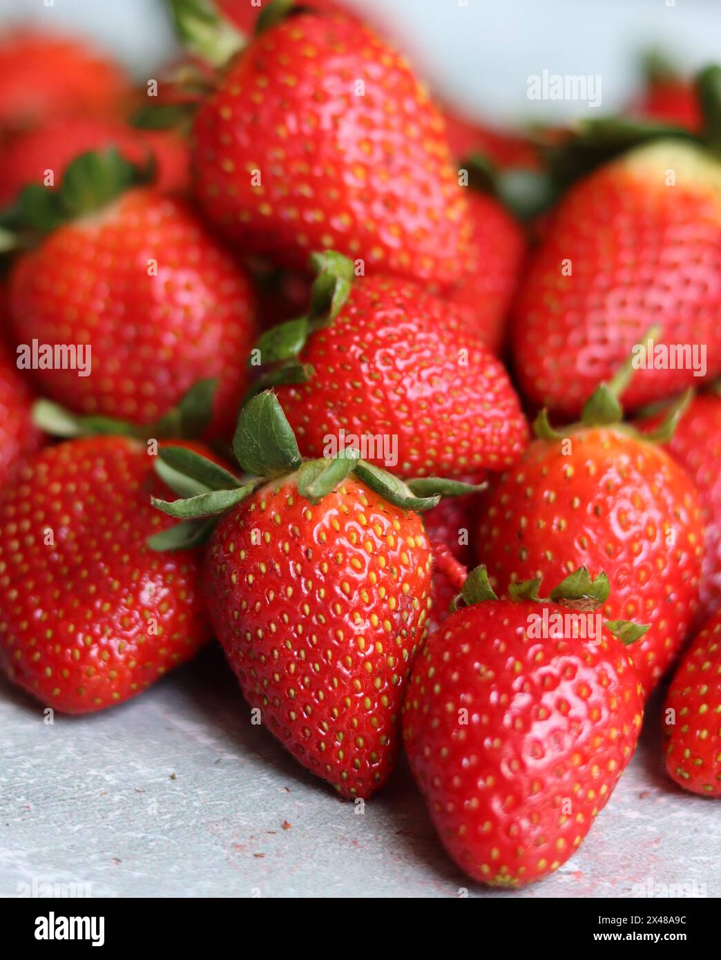 Sfondo rosso di fragole mature. Foto ravvicinata della trama delle fragole. Frutti di bosco biologici freschi. Mangiare un concetto fresco. Foto Stock