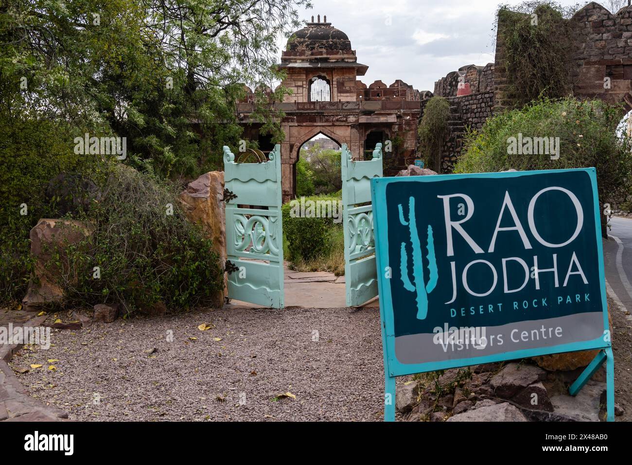 cancello artistico d'ingresso dei sentieri escursionistici di sera da angolazioni diverse si scatta un'immagine al parco rao jodha, forte mehrangarh, jodhpur, rajasthan india. Foto Stock