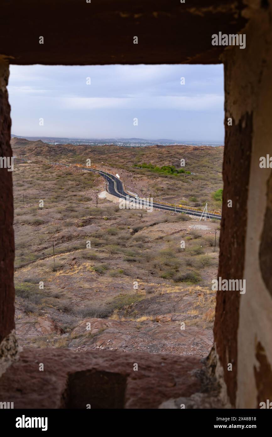 isolare l'autostrada nazionale asfaltata passando attraverso montagne asciutte vista dall'alto da un'angolazione unica Foto Stock