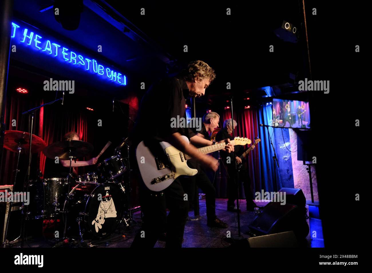 29.04.2024 xkhx Kassel, Theaterstübchen Konzert Dr Feelgood Kevin Morris Schlagzeug, Phil Mitchell Bass, Gordon Russell Gitarre Robert Kane früher The Animals *** 29 04 2024 xkhx Kassel, Theaterstübchen Concert Dr Feelgood Kevin Morris batteria, Phil Mitchell basso, Gordon Russell chitarra Robert Kane precedentemente The Animals KH Foto Stock