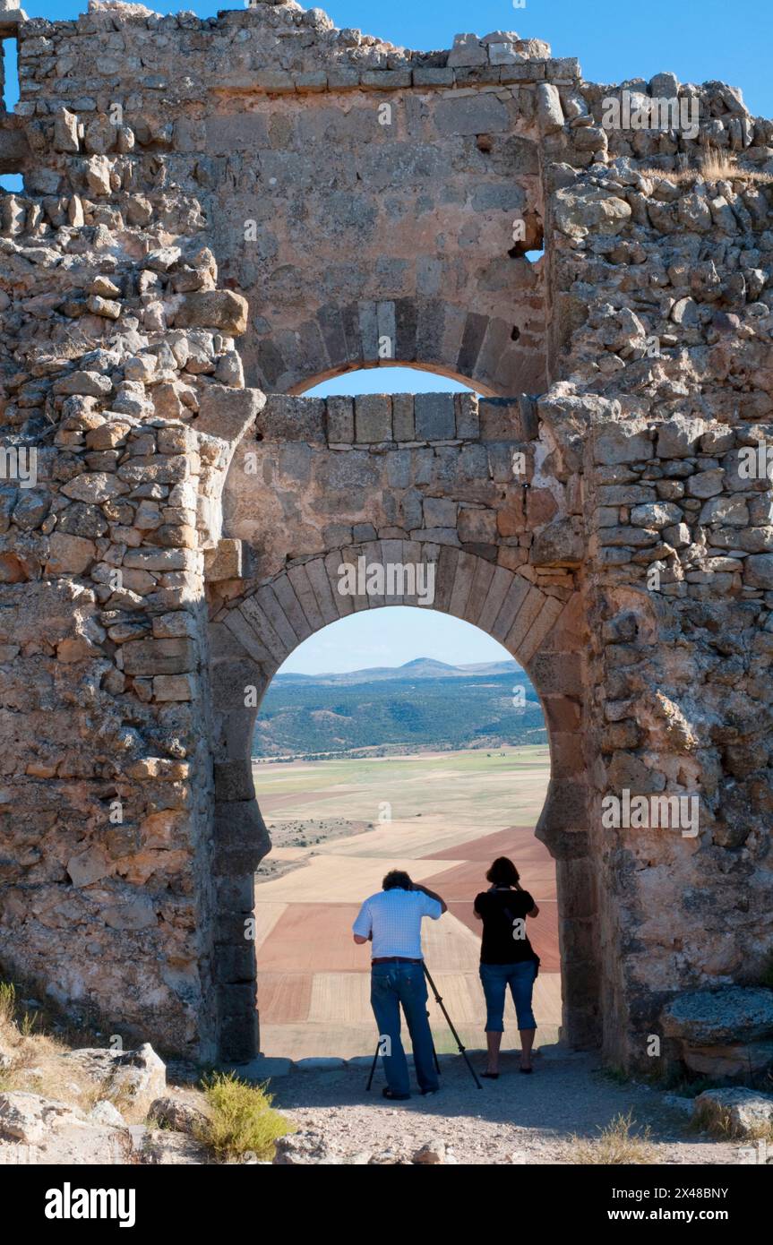 Coppia che fa foto al castello. Gormaz, provincia di Soria, Castilla Leon, Spagna. Foto Stock