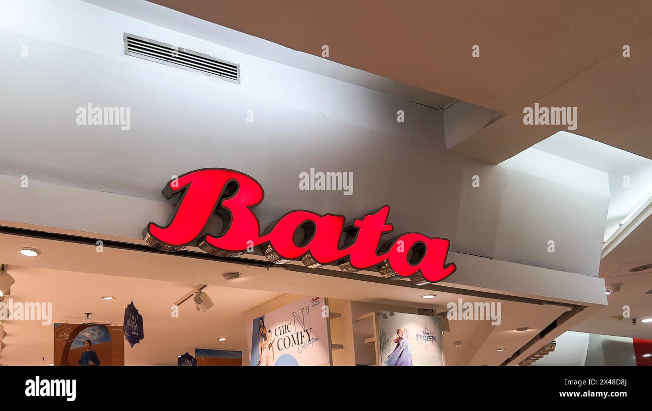 Vista interna del negozio Bata nel centro commerciale Bekasi. Bata è un'azienda a conduzione familiare di calzature e accessori di moda, fondata nel 1894. Bekasi, Indonesia, mamma Foto Stock