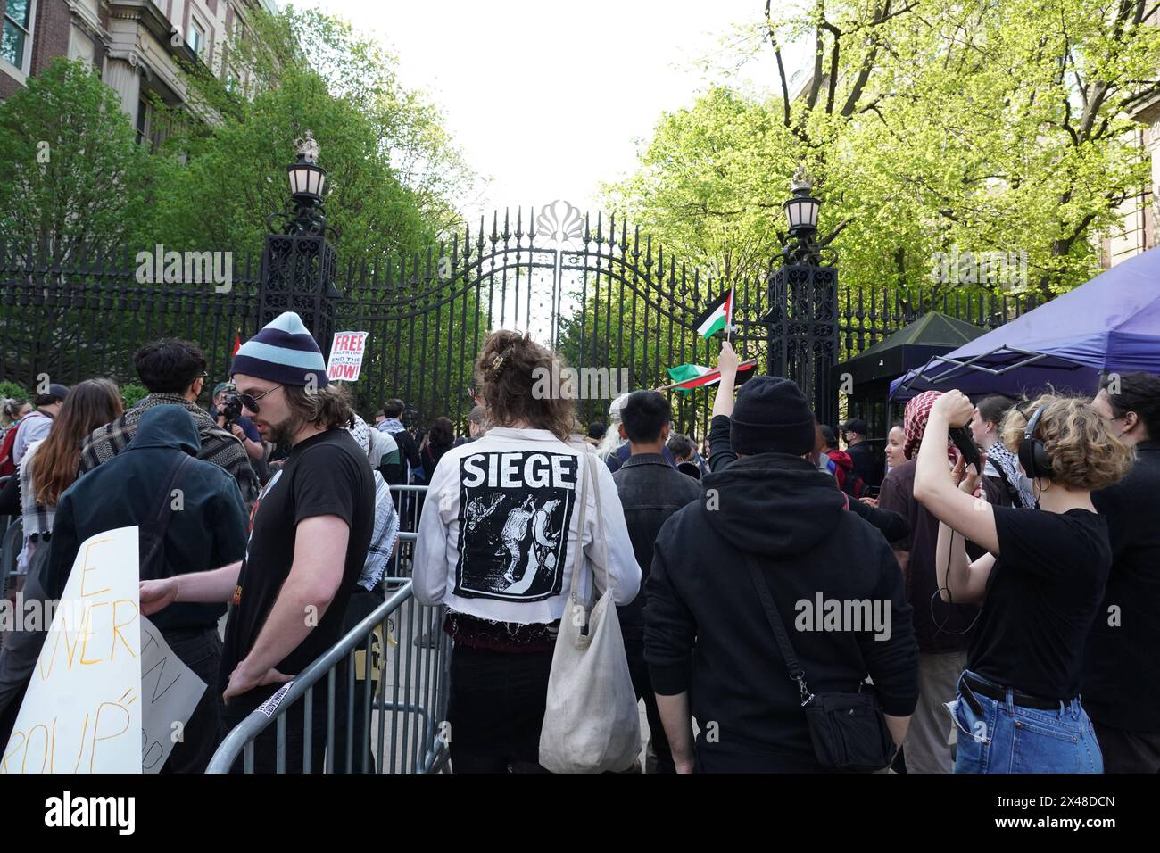 New York, Stati Uniti. 29 aprile 2024. Le proteste degli studenti pro palestinesi continuano alla Columbia University di New York City con una maggiore presenza della polizia e un accesso limitato al campus per la stampa, il pubblico in generale e anche gli studenti che non risiedono nel campus. Credito: SOPA Images Limited/Alamy Live News Foto Stock