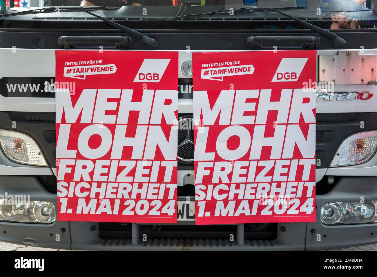 Norimberga, Germania. 1° maggio 2024. Due cartelli alla dimostrazione del 1° maggio erano "più salari per il tempo libero 1° maggio 2024”. Dimostrazione del giorno di maggio e raduno DGB il giorno dei lavoratori. Crediti: Daniel Vogl/dpa/Alamy Live News Foto Stock