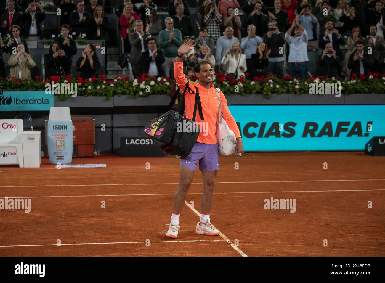 Madrid, Spagna. 30 aprile 2024. Rafael Nadal di Spagna sventola ai tifosi spagnoli dopo una sconfitta nella sua ultima partita professionistica in Spagna contro Jiri Lehecka della Repubblica Ceca durante la loro partita maschile del 16° turno del mutua Madrid Open a la Caja Magica. Il tennista spagnolo Rafael Nadal ha salutato il Madrid Tennis Open stasera dopo aver perso in 2 set (7-5 e 6-4) contro il ceco Jiri Lehecka. (Foto di David Canales/SOPA Images/Sipa USA) credito: SIPA USA/Alamy Live News Foto Stock