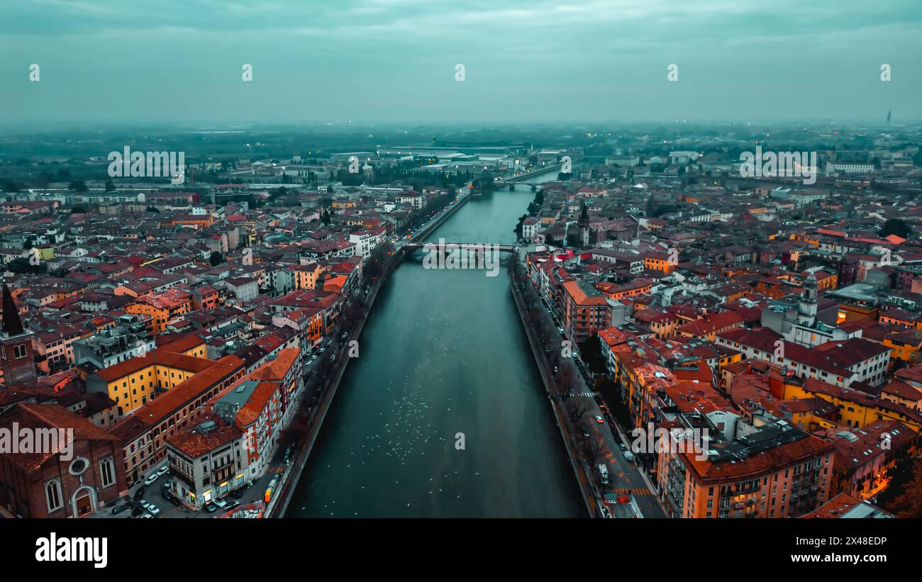 Veduta aerea della città di Verona e dell'Adige regione Veneto, Italia. Tetti piastrellati rossi. Architettura tradizionale italiana Foto Stock