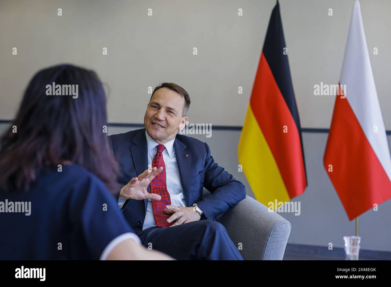 Annalena Baerbock Buendnis 90/Die Gruenen, Bundesaussenministerin, spricht im Collegium Polonicum in SâˆÃubice mit RadosâˆÃaw Sikorski, Aussenminister von Polen. Baerbock besucht Slubice anlaesslich des öÄÂ20. Jubilaeums des EU-Beitritts Polens. SâˆÃubice, 01.05.2024. Fotografiert im Auftrag des Auswaertigen Amtes SâˆÃubice Polen *** Annalena Baerbock Buendnis 90 Die Gruenen , Ministro federale degli esteri, parla al Collegium Polonicum di SâˆÃubice con RadosâˆÃaw Sikorski, ministro degli Esteri polacco Baerbock visita Slubice in occasione del ventesimo anniversario dell'adesione dei polacchi all'UE Foto Stock