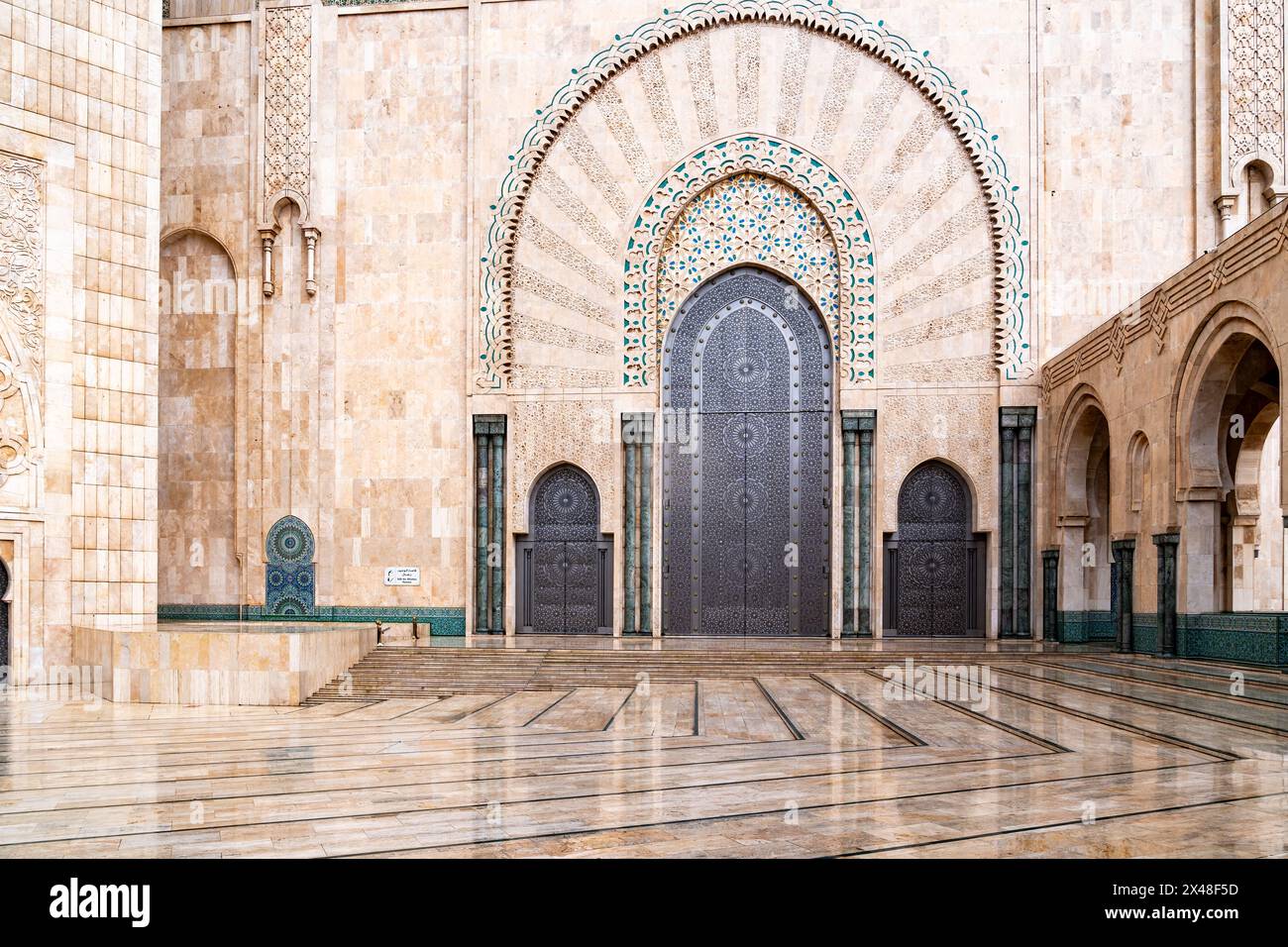 Casablanca, Marocco - 25 marzo 2024: I grandi portali della Moschea di Hassan II a Casablanca durante una giornata di pioggia Foto Stock