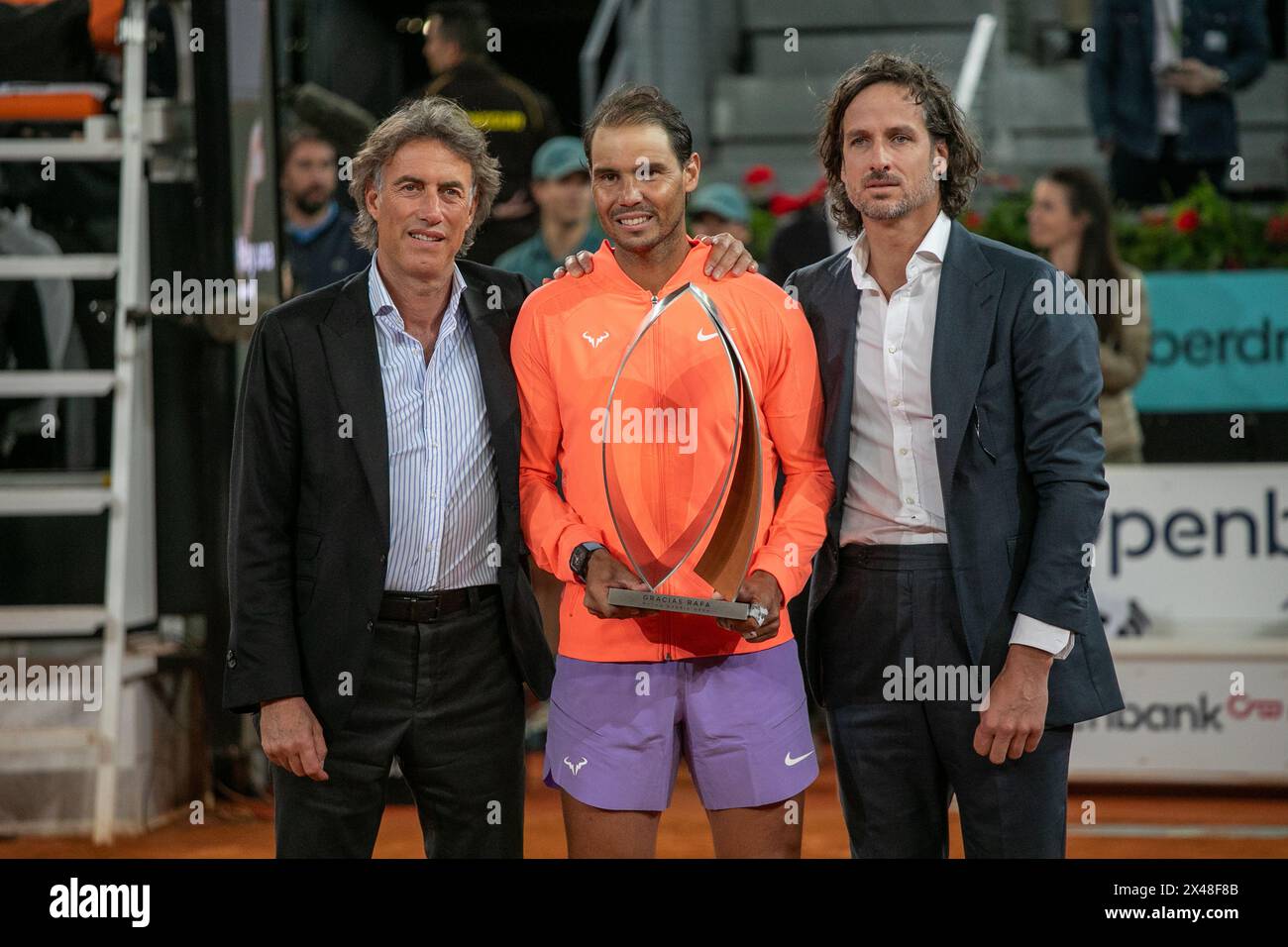 Rafael Nadal di Spagna riceve un trofeo da Gerard Tsobanian, (L) CEO del mutua Madrid Open e Feliciano Lopez (R) Direttore del mutua Madrid Open dopo una sconfitta nella sua ultima partita professionistica in Spagna contro Jiri Lehecka della Repubblica Ceca durante la loro partita maschile del 16° giorno del mutua Madrid Open a. la Caja Magica. Il tennista spagnolo Rafael Nadal ha salutato il Madrid Tennis Open stasera dopo aver perso in 2 set (7-5 e 6-4) contro il ceco Jiri Lehecka. (Foto di David Canales/SOPA Images/Sipa USA) Foto Stock