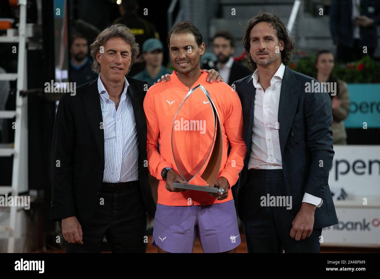 Rafael Nadal di Spagna riceve un trofeo da Gerard Tsobanian, (L) CEO del mutua Madrid Open e Feliciano Lopez (R) Direttore del mutua Madrid Open dopo una sconfitta nella sua ultima partita professionistica in Spagna contro Jiri Lehecka della Repubblica Ceca durante la loro partita maschile del 16° giorno del mutua Madrid Open a. la Caja Magica. Il tennista spagnolo Rafael Nadal ha salutato il Madrid Tennis Open stasera dopo aver perso in 2 set (7-5 e 6-4) contro il ceco Jiri Lehecka. (Foto di David Canales/SOPA Images/Sipa USA) Foto Stock