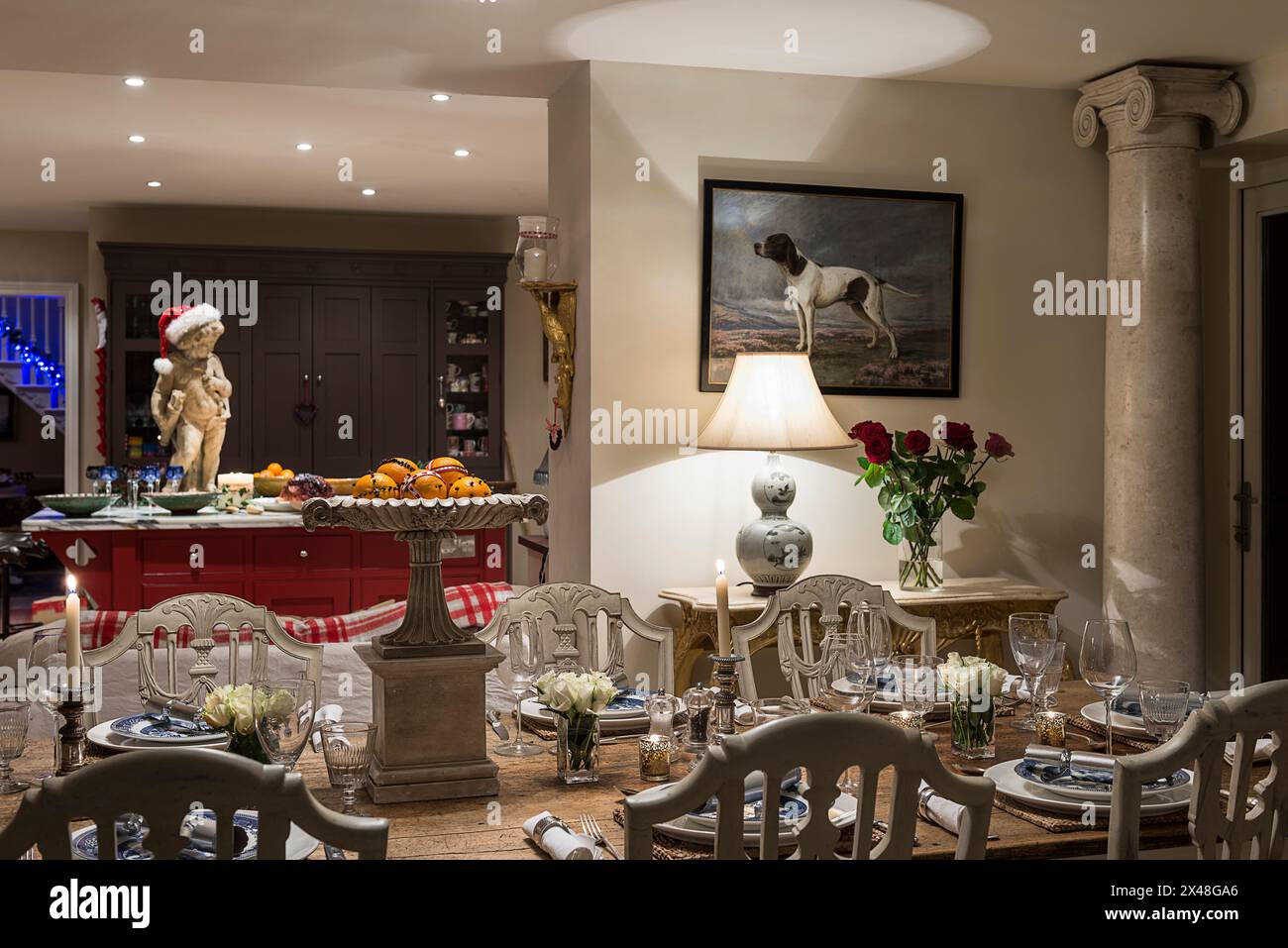 Illuminazione festiva per la cena di Natale nella casa di famiglia Dorset, Inghilterra, Regno Unito Foto Stock