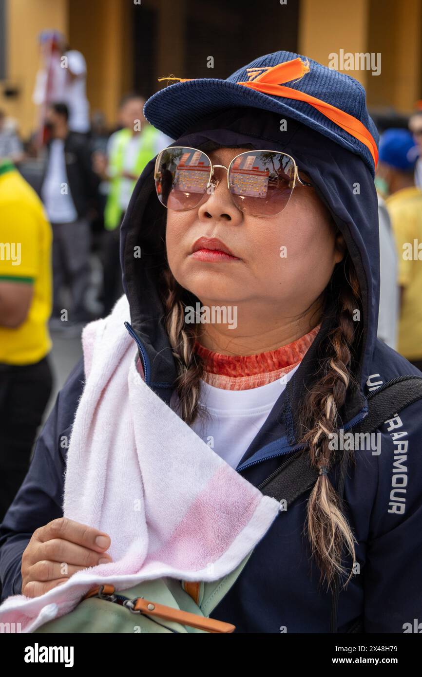 Bangkok, Thailandia. 1° maggio 2024. Una sostenitrice femminile del partito Move Forward visto alla marcia del Labor Day. I lavoratori thailandesi e migranti partecipano a una marcia in occasione della giornata internazionale del lavoro del 2024, per migliorare il benessere e il salario minimo e la parità di diritti per i lavoratori migranti, a Bangkok. Credito: SOPA Images Limited/Alamy Live News Foto Stock