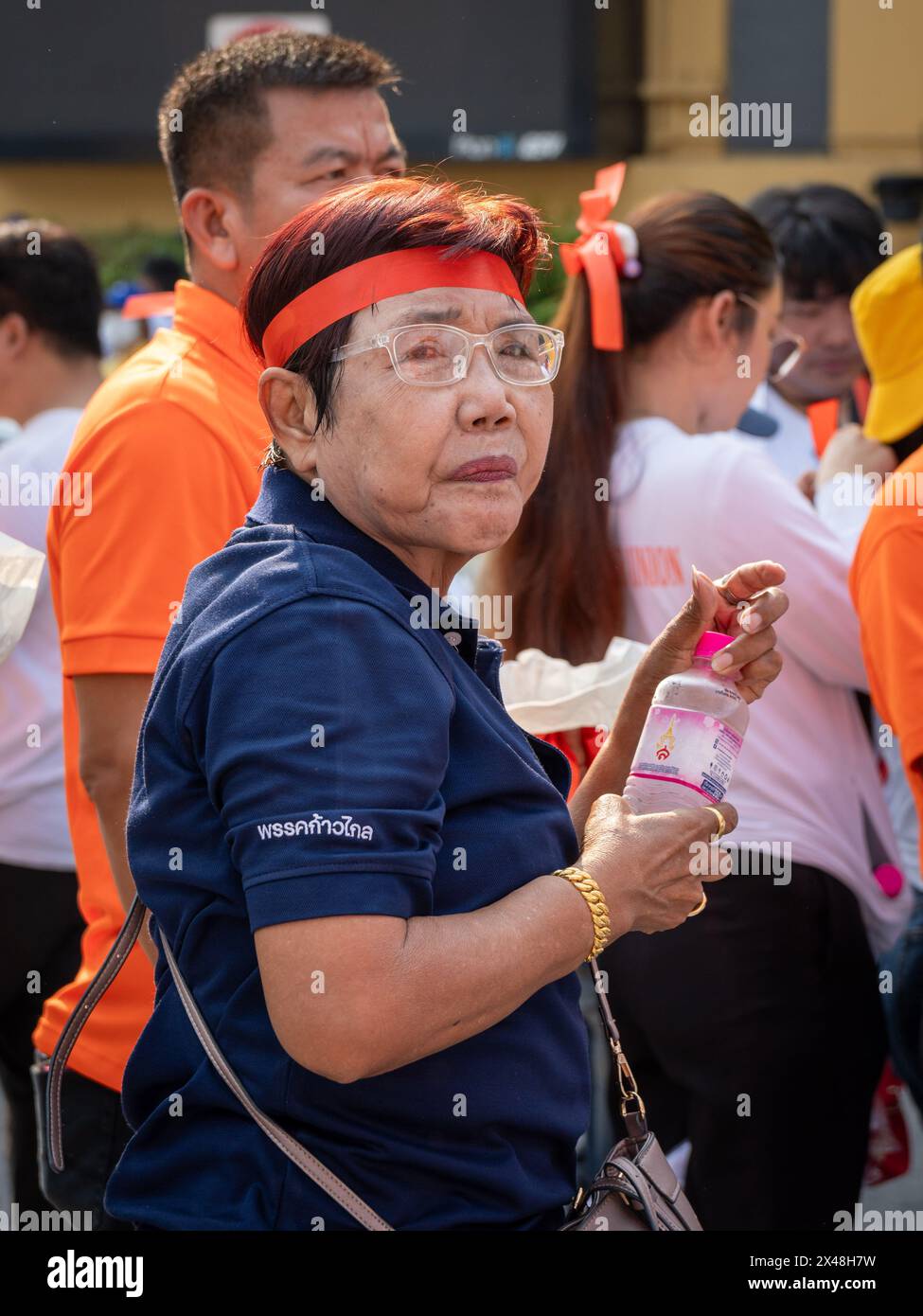 Bangkok, Thailandia. 1° maggio 2024. Una signora anziana thailandese, una sostenitrice del gruppo Move Forward visto alla marcia del Labor Day. I lavoratori thailandesi e migranti partecipano a una marcia in occasione della giornata internazionale del lavoro del 2024, per migliorare il benessere e il salario minimo e la parità di diritti per i lavoratori migranti, a Bangkok. Credito: SOPA Images Limited/Alamy Live News Foto Stock