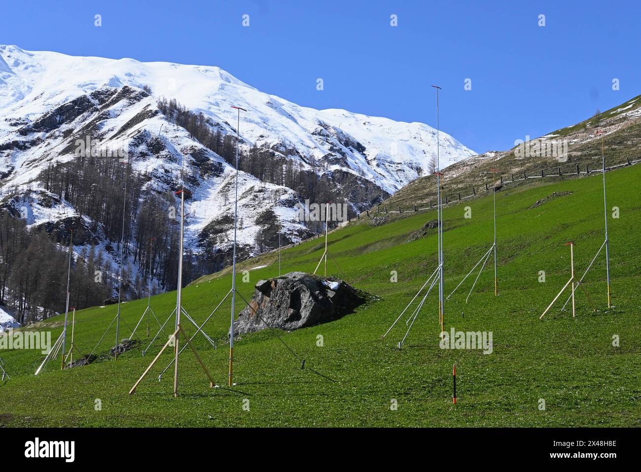 Samnaun in der Schweiz ist eine politische Gemeinde in der Region Engiadina bassa - Val Müstair, am östlichen Nordrand des Schweizer Kantons Graubünden. Die Gemeinde besteht aus den Fünf Fraktionen Compatsch, Laret, Plan, Ravaisch und Samnaun. Samnaun ist schweizerisches Zollausschlussgebiet. Foto: Geodat bzw Geo-DAT Vermessung auf einem Berg. Hier werden Geländeaufnahmen und die Vermessung per Laserscan durchgeführt *** Samnaun in Svizzera è un comune politico della regione di Engiadina bassa Val Müstair, sul margine orientale settentrionale del cantone svizzero di Graubünden Foto Stock