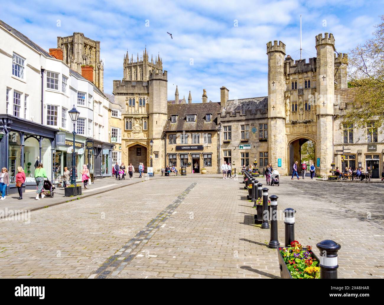 Wells Market Square conduce alla cattedrale e alla porta del Palazzo Vescovile - Somerset Regno Unito Foto Stock