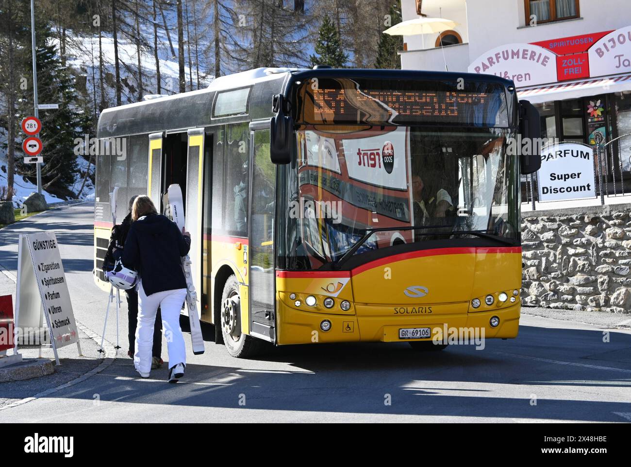 Samnaun in der Schweiz ist eine politische Gemeinde in der Region Engiadina bassa - Val Müstair, am östlichen Nordrand des Schweizer Kantons Graubünden. Die Gemeinde besteht aus den Fünf Fraktionen Compatsch, Laret, Plan, Ravaisch und Samnaun. Samnaun ist schweizerisches Zollausschlussgebiet. Foto: Solaris Postbus, in der Schweiz meist als PostAuto bezeichnet. Bus der Linie 951 im ÖPNV von Compatsch nach Samnaun-Dorf **** Samnaun in Svizzera è un comune politico della regione dell'Engiadina bassa Val Müstair, sul margine orientale settentrionale del cantone svizzero di Graubünden, comune di circa Foto Stock