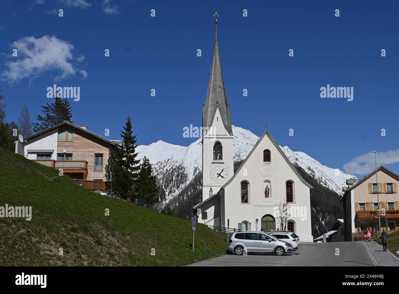 Samnaun in der Schweiz ist eine politische Gemeinde in der Region Engiadina bassa - Val Müstair, am östlichen Nordrand des Schweizer Kantons Graubünden. Die Gemeinde besteht aus den Fünf Fraktionen Compatsch, Laret, Plan, Ravaisch und Samnaun. Samnaun ist schweizerisches Zollausschlussgebiet. Foto: Kirche in Samnaun-Compatsch *** Samnaun in Svizzera è un comune politico della regione di Engiadina bassa Val Müstair, sul margine orientale settentrionale del cantone svizzero di Graubünden il comune è composto dalle cinque frazioni Compatsch, Laret, Plan, Ravaisch e Samnaun Samnaun Foto Stock