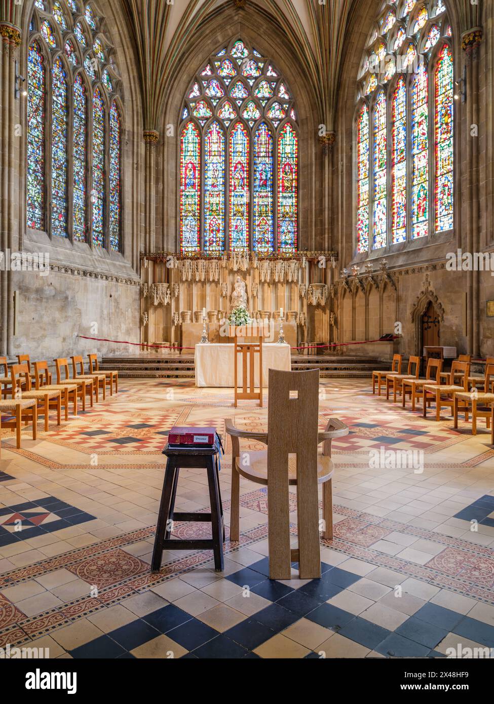 Sedia e sgabello davanti all'altare maggiore della cattedrale di Wells a Somerset UKlight Foto Stock