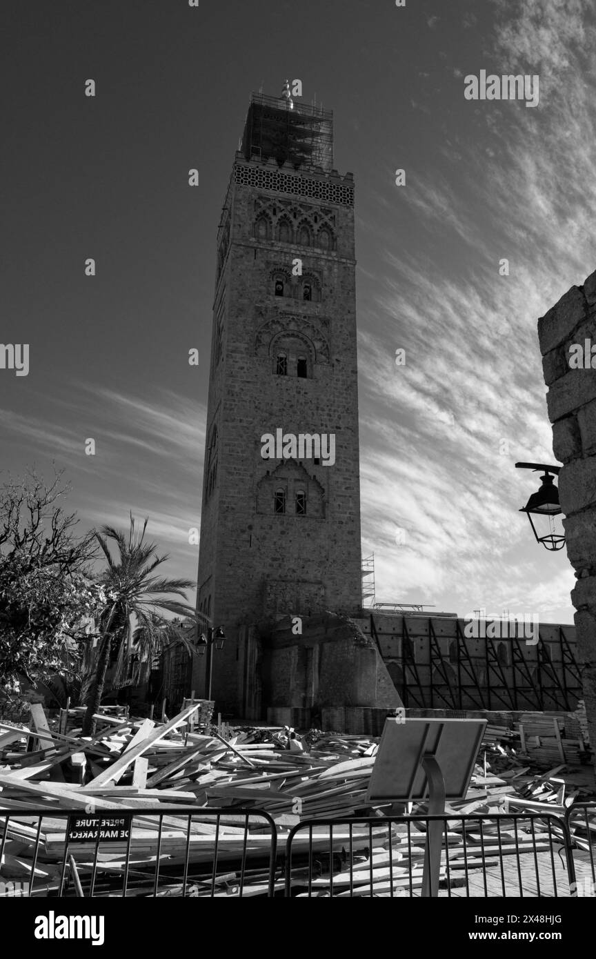 La torreggiante moschea di Koutoubia, la sua cupola in fase di restauro dopo un terremoto passato. Materiali da costruzione alla base. Foto Stock