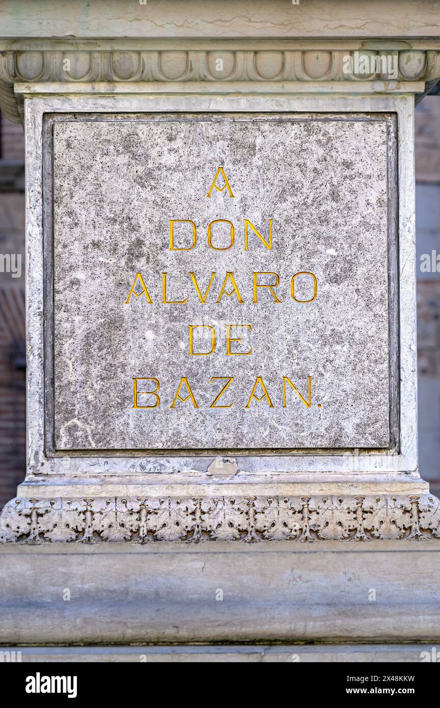 Iscrizione nel piedistallo della statua di Don Alvaro de Bazan, Plaza de la Villa, Madrid, Spagna Foto Stock