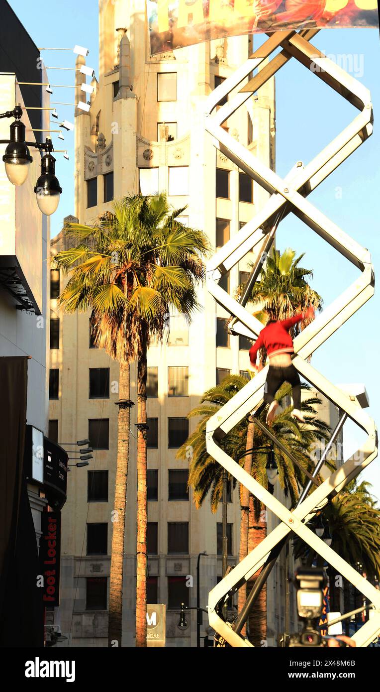 HOLLYWOOD, CALIFORNIA - APRILE 30: Gli stuntmen partecipano alla prima di Los Angeles di Universal Pictures "The Fall Guy" al Dolby Theatre il 30 aprile 2024 in Foto Stock