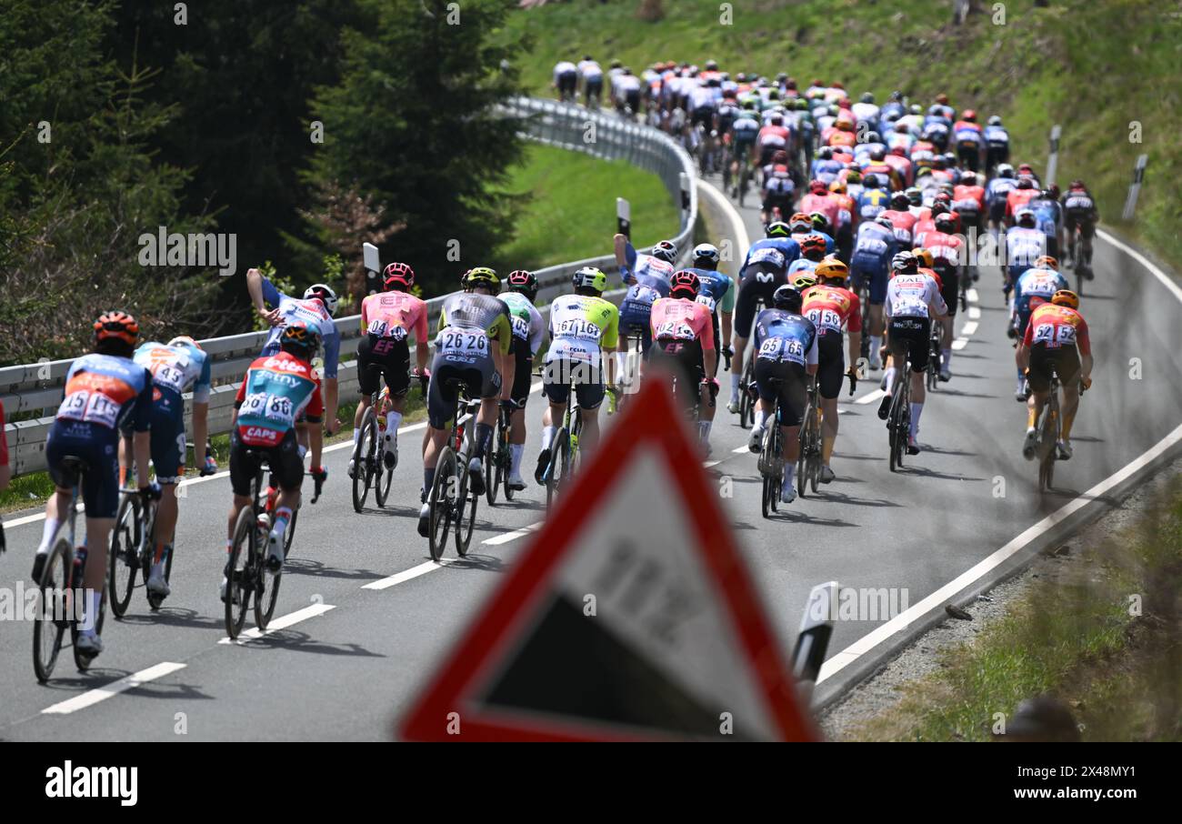 Schmitten, Germania. 1° maggio 2024. Ciclismo: UCI WorldTour - Eschborn-Francoforte, uomini. Il peloton passa il Feldberg. Credito: Arne Dedert/dpa/Alamy Live News Foto Stock