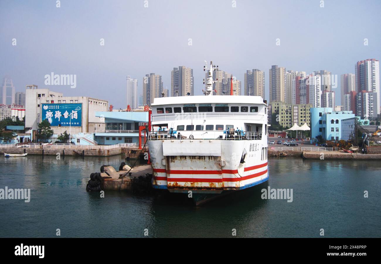 Nel 2014, un traghetto passeggeri ormeggiò al terminal del porto di Qingdao, che viaggiava da Qingdao a Huangdao tra le rive della baia di Jiaozhou. Foto Stock
