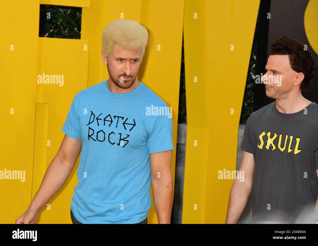 HOLLYWOOD, CALIFORNIA - APRILE 30: (L-R) Ryan Gosling e Mikey Day vestiti da Beavis e Butthead partecipano alla prima di Los Angeles di Universal Picture Foto Stock
