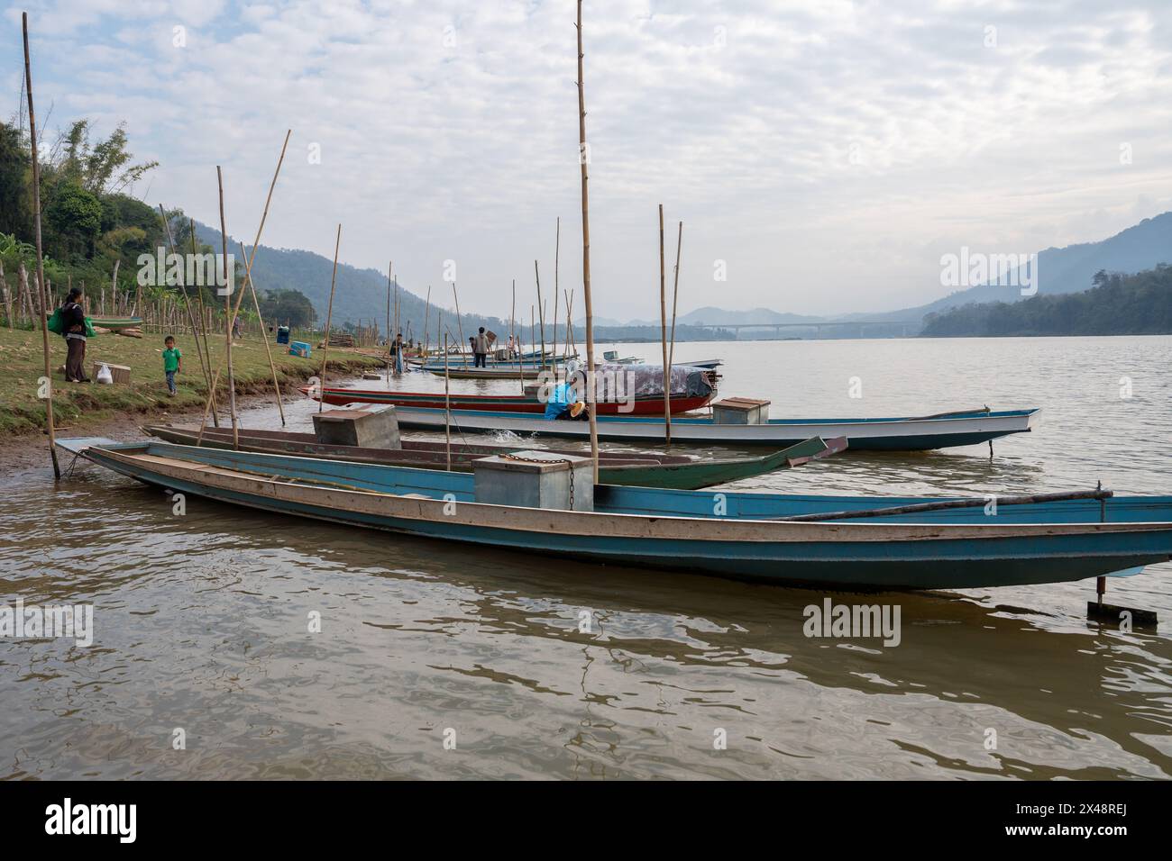 Barche di legno laotiane sul fiume Mekong a Luang Prabang nel Laos sud-est asiatico Foto Stock