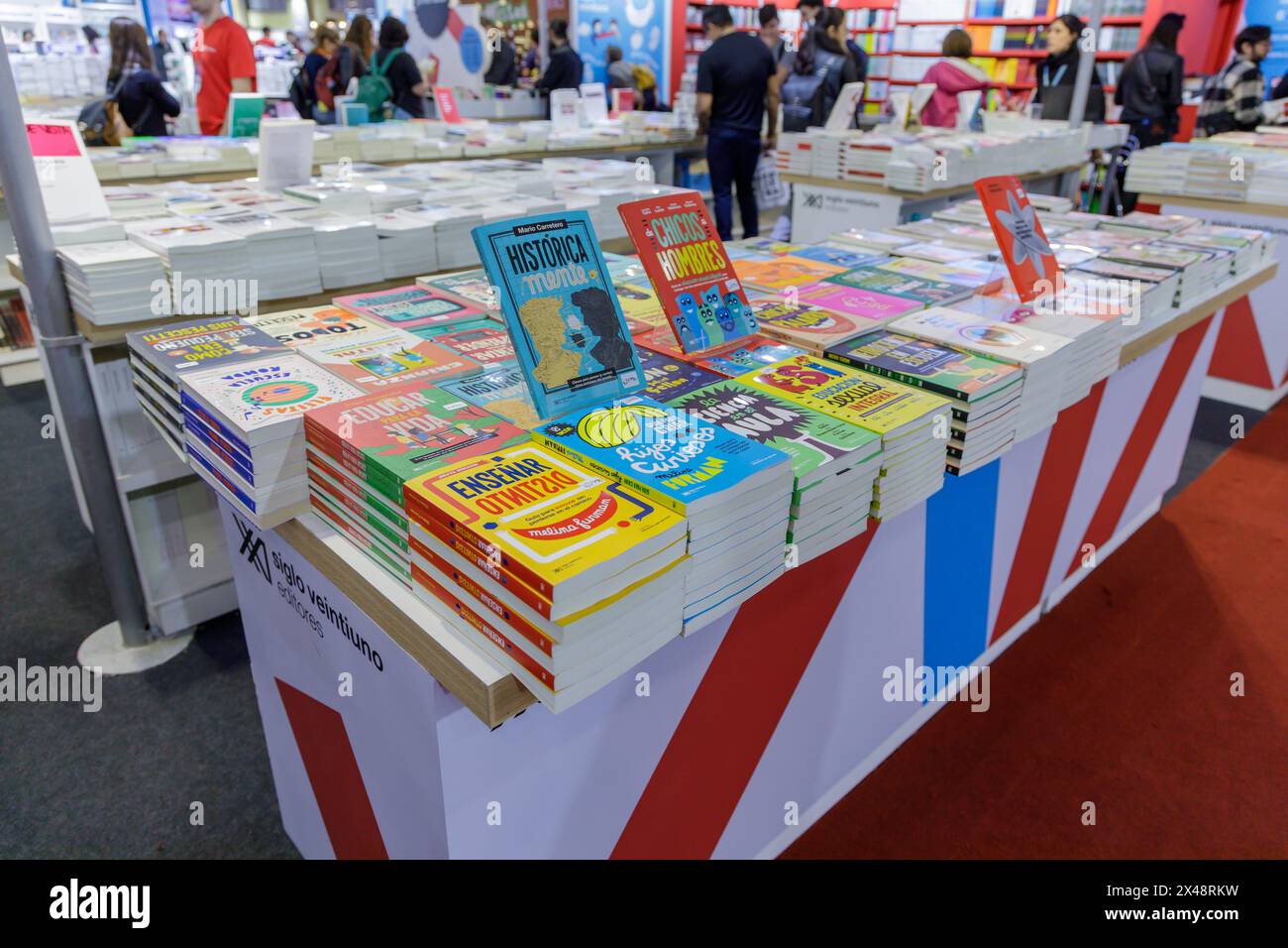 Buenos Aires, Argentina; 26 aprile 2024: Tavoli con libri alla fiera del libro di Buenos Aires. Foto Stock