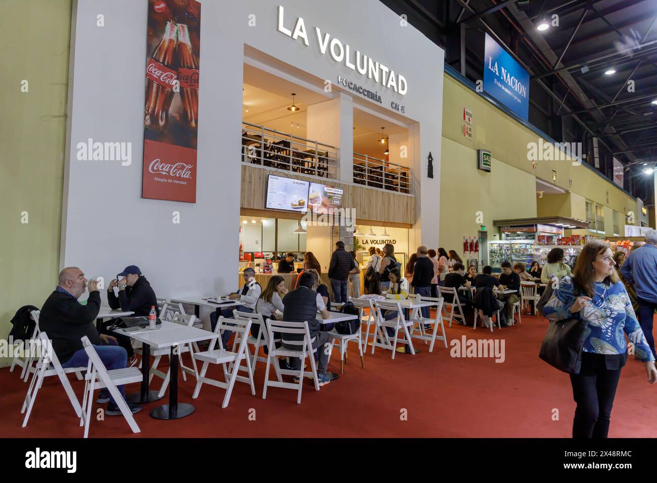 Buenos Aires, Argentina; 26 aprile 2024: Persone sedute in un bar alla fiera del libro di Buenos Aires. Foto Stock