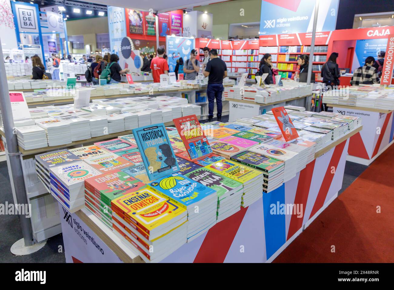 Buenos Aires, Argentina; 26 aprile 2024: Libri esposti presso lo stand dei redattori Siglo XXI alla fiera del libro di Buenos Aires. Foto Stock