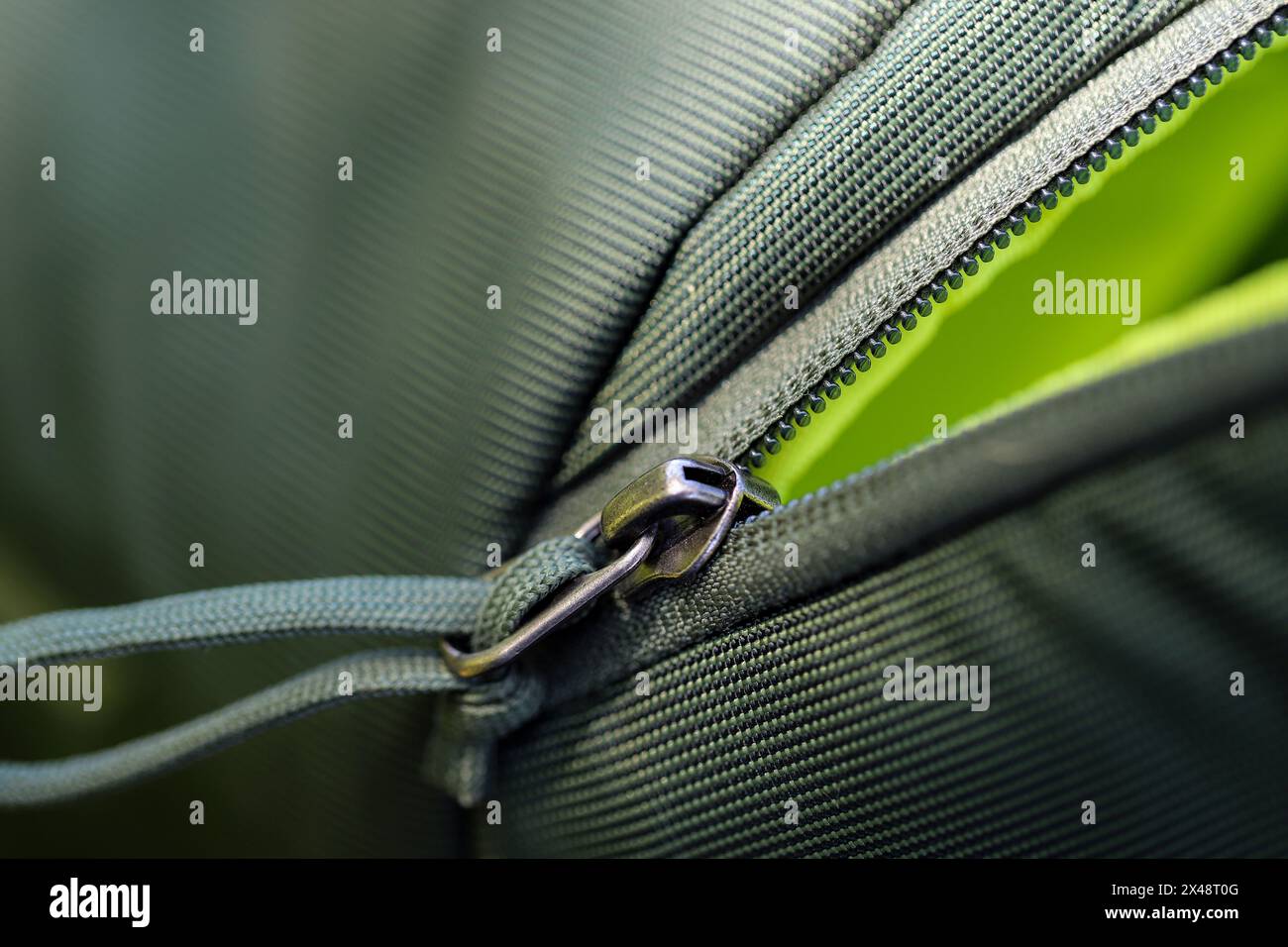 Foto macro di una cerniera dello zaino Foto Stock