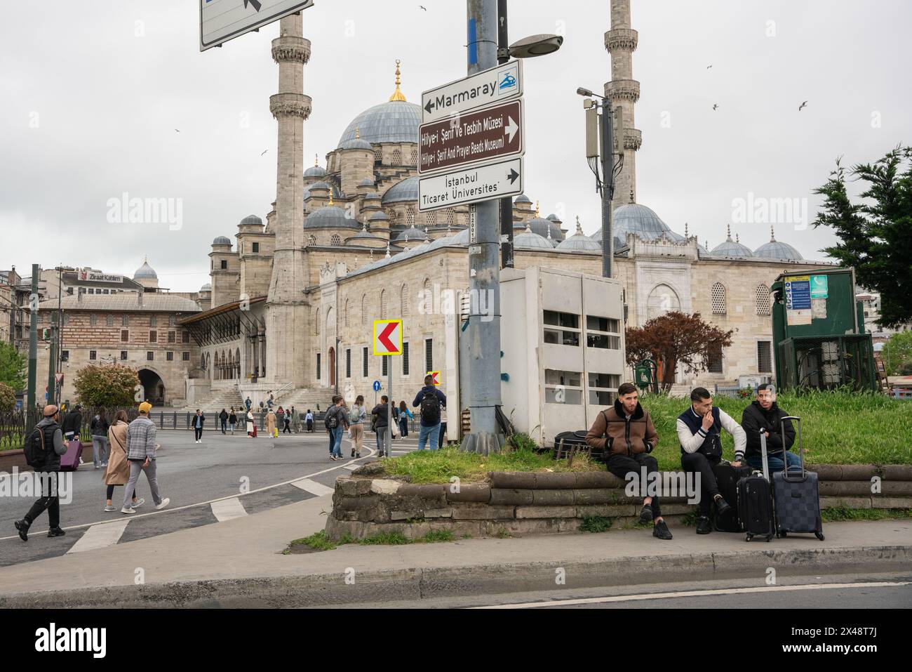 Istanbul, Turchia, 1 maggio 2024, in previsione delle proteste della Festa dei lavoratori, molte strade sono state chiuse e i trasporti sono stati limitati. La maggior parte dei turisti erano per strada a Istanbul. Crediti: Ingrid Woudwijk/Alamy Live News Foto Stock