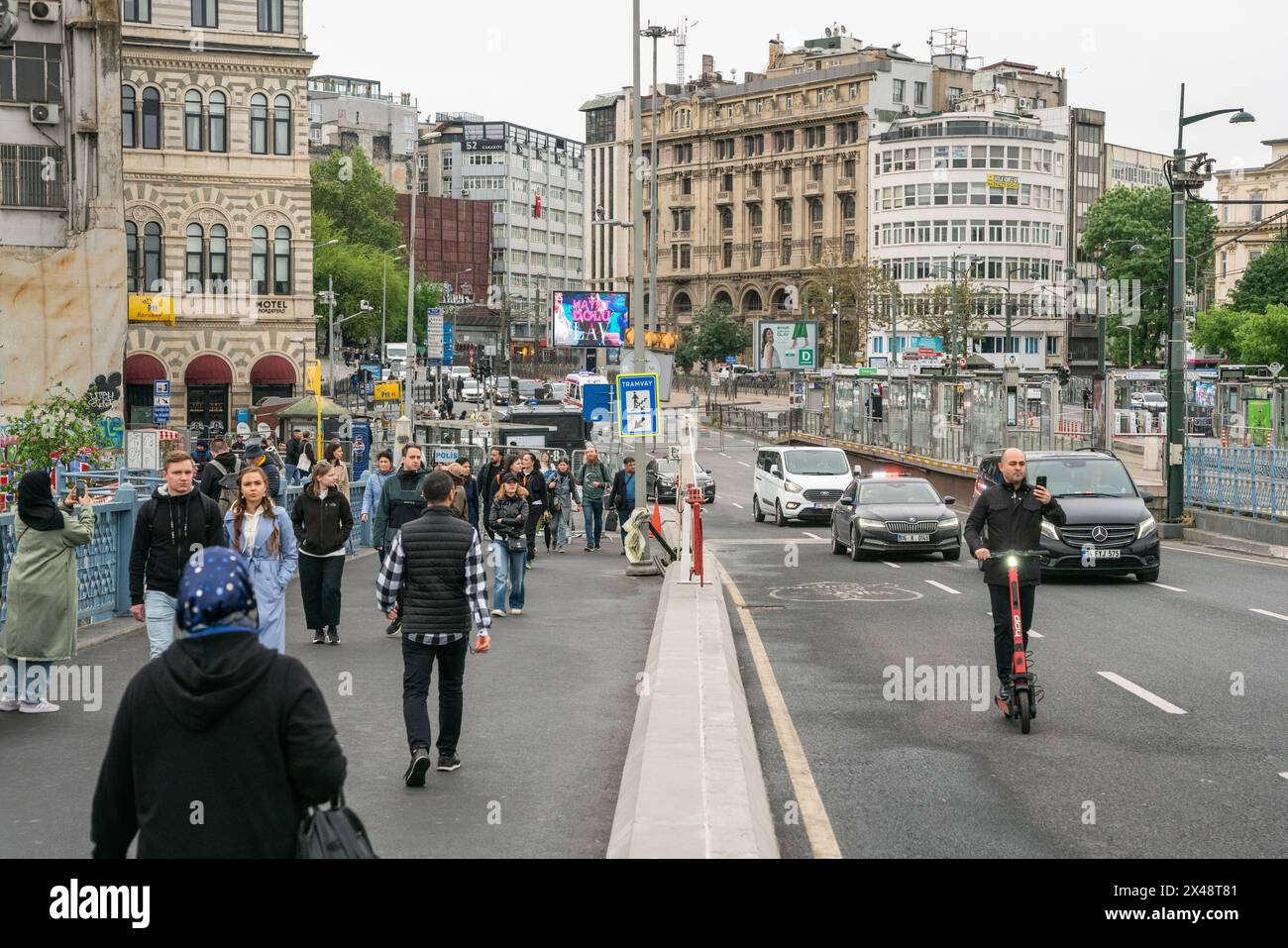 Istanbul, Turchia, 1 maggio 2024, in previsione delle proteste della Festa dei lavoratori, molte strade sono state chiuse e i trasporti sono stati limitati. La maggior parte dei turisti erano per strada a Istanbul. Crediti: Ingrid Woudwijk/Alamy Live News Foto Stock