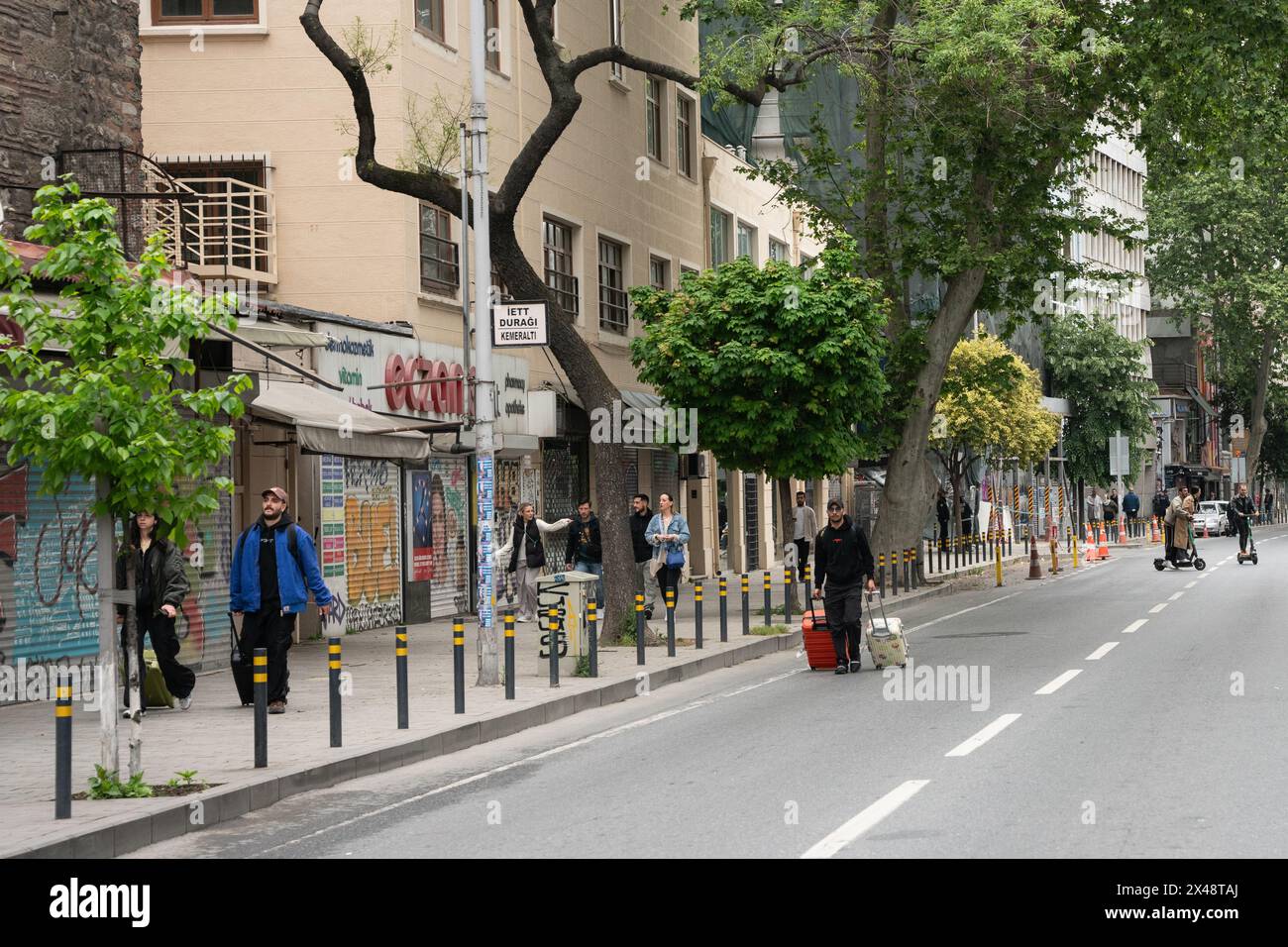 Istanbul, Turchia, 1 maggio 2024, in previsione delle proteste della Festa dei lavoratori, molte strade sono state chiuse e i trasporti sono stati limitati. La maggior parte dei turisti erano per strada a Istanbul. Crediti: Ingrid Woudwijk/Alamy Live News Foto Stock