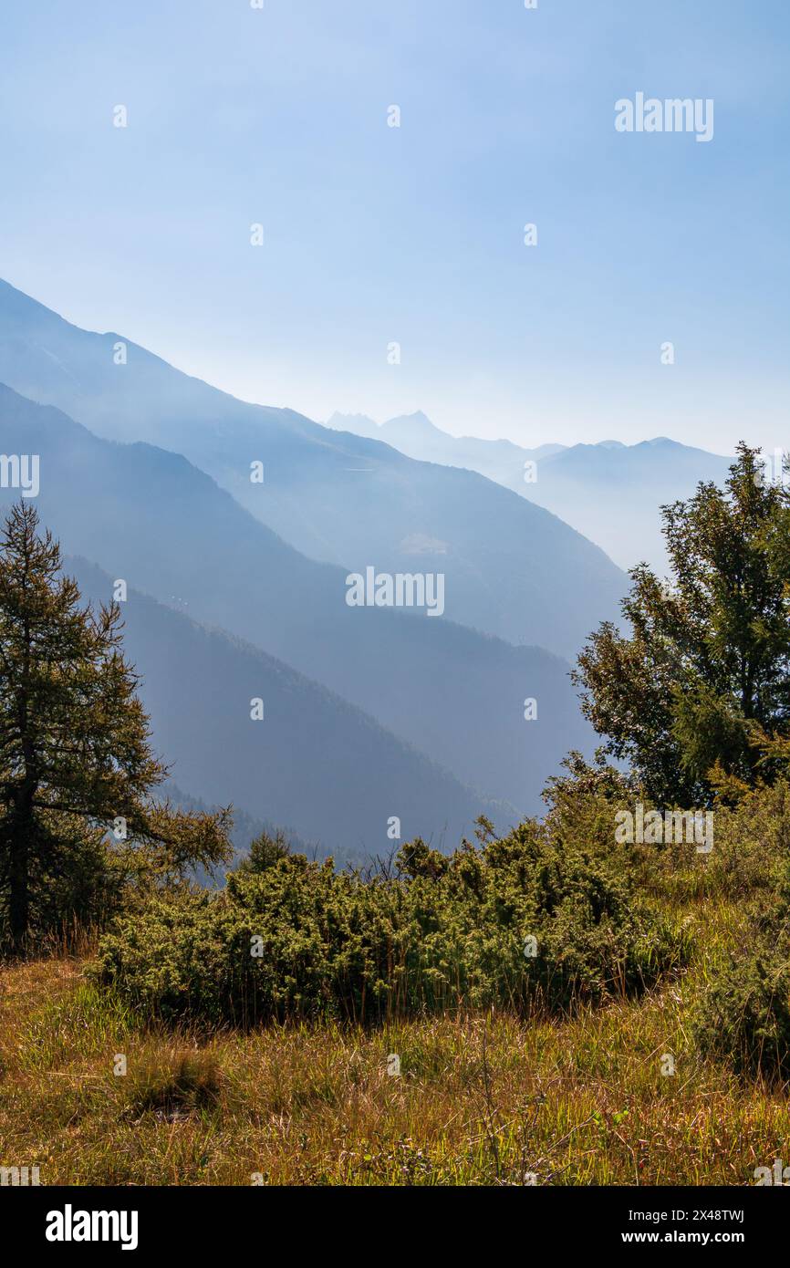 Paesaggio alpino in una soleggiata giornata estiva Foto Stock