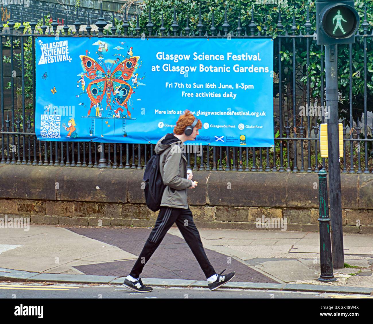 Glasgow, Scozia, Regno Unito. 1 maggio 2024: Regno Unito Meteo: Estate soleggiata come Mayday tempo nel centro della città grande strada occidentale nell'estremità occidentale alla pubblicità per il festival scientifico di glasgow alla botanica. Credit Gerard Ferry/Alamy Live News Foto Stock