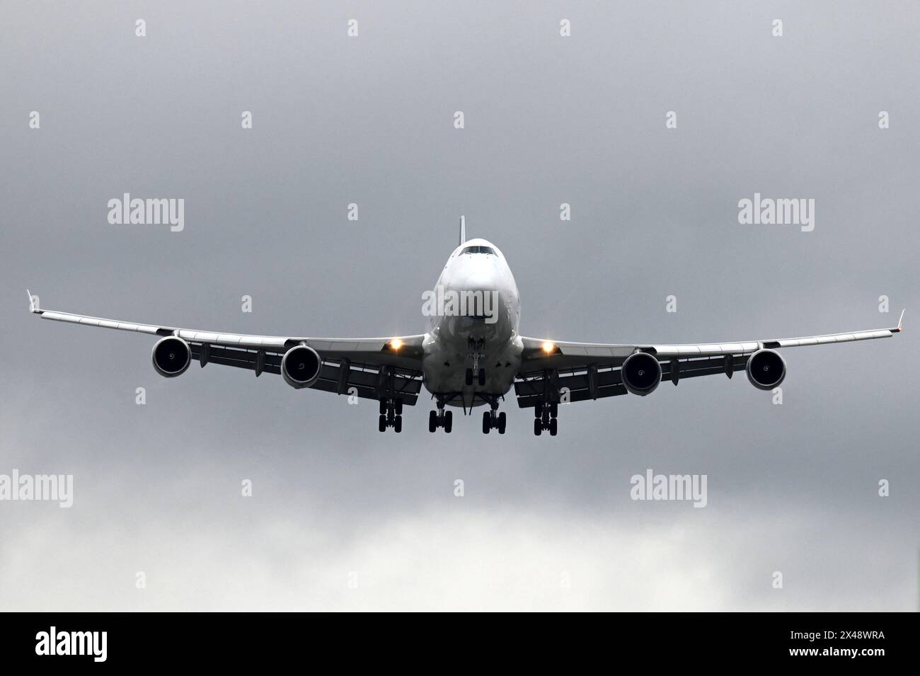 Un Boeing 747 atterra all'aeroporto di Heathrow a Londra Foto Stock