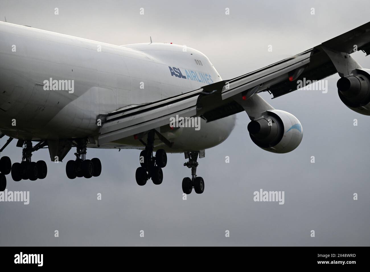 Un Boeing 747 atterra all'aeroporto di Heathrow a Londra Foto Stock