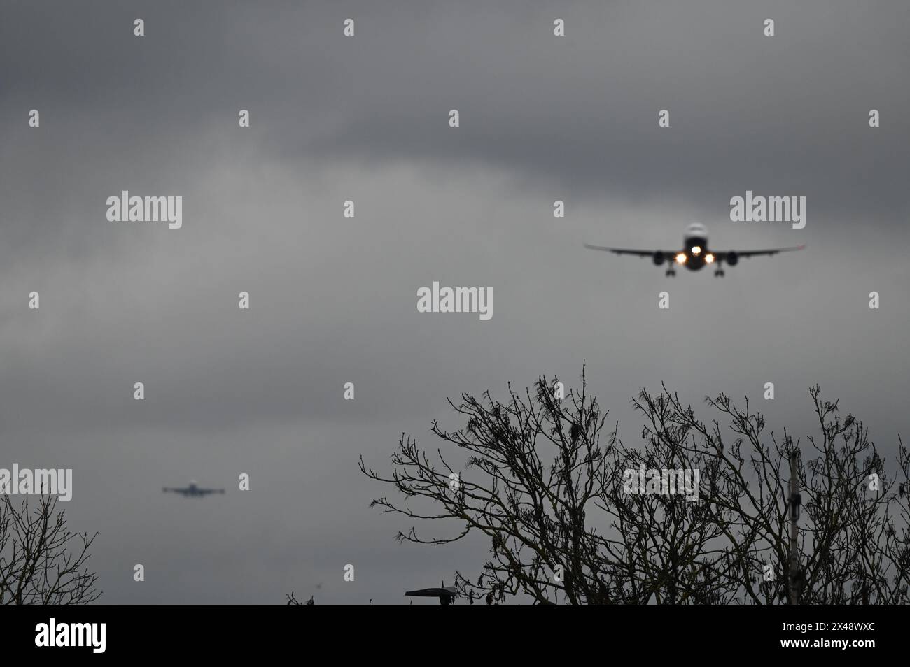 Atterrando all'aeroporto di Heathrow a Londra Foto Stock