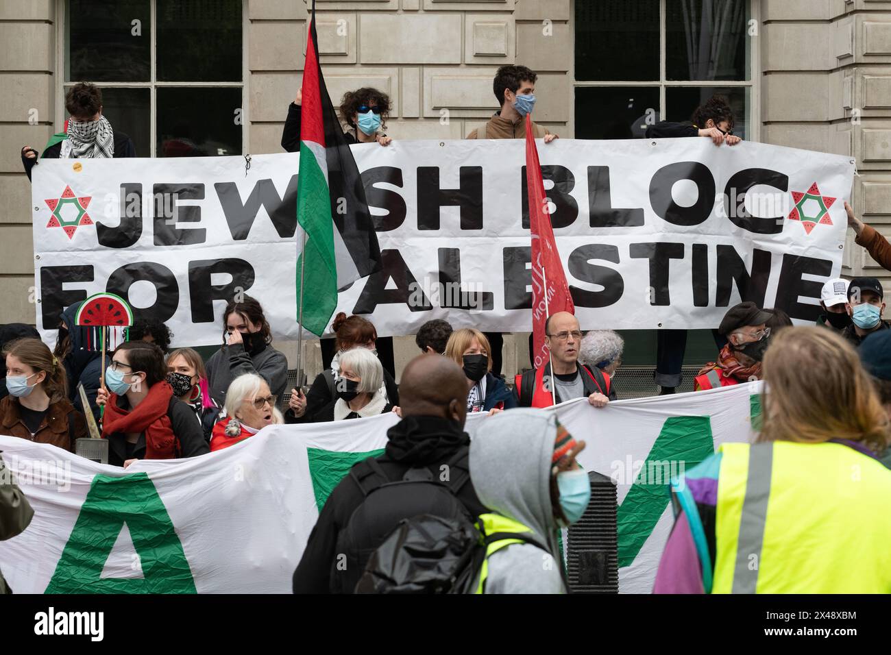 Londra, Regno Unito. 1° maggio 2024. I lavoratori per Una Palestina libera bloccano gli ingressi al Dipartimento per le imprese e il commercio, chiedendo la fine delle vendite di armi a Israele. L'azione si è svolta a sostegno della Federazione generale palestinese dei sindacati, che ha chiesto che il giorno di maggio sia un giorno di azione solidale con il popolo assediato di Gaza. Crediti: Ron Fassbender/Alamy Live News Foto Stock