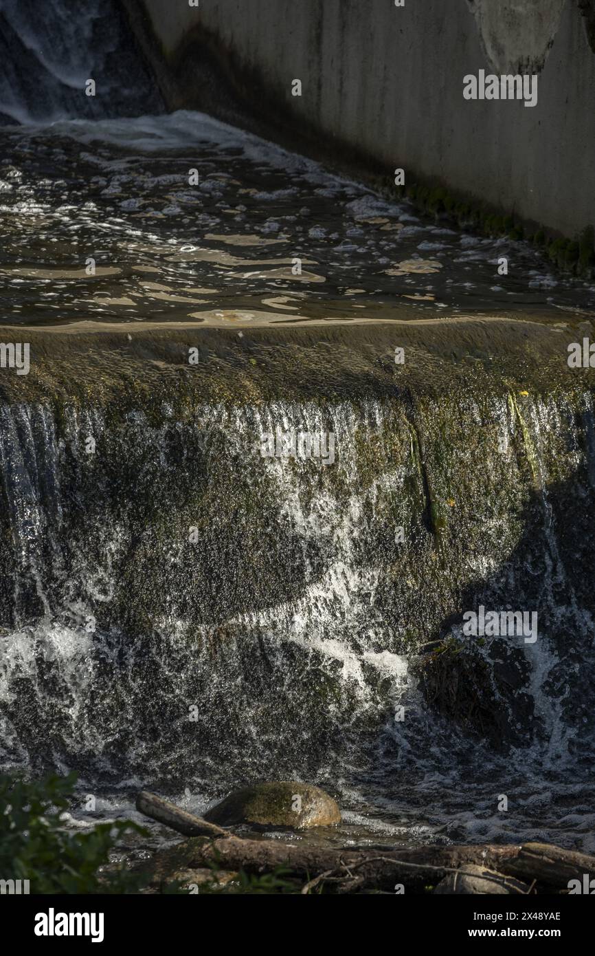 L'innalzamento dei livelli dell'acqua può causare un aumento della pressione dei pori sulle pendici del bacino, che può portare al collasso delle pendenze Foto Stock