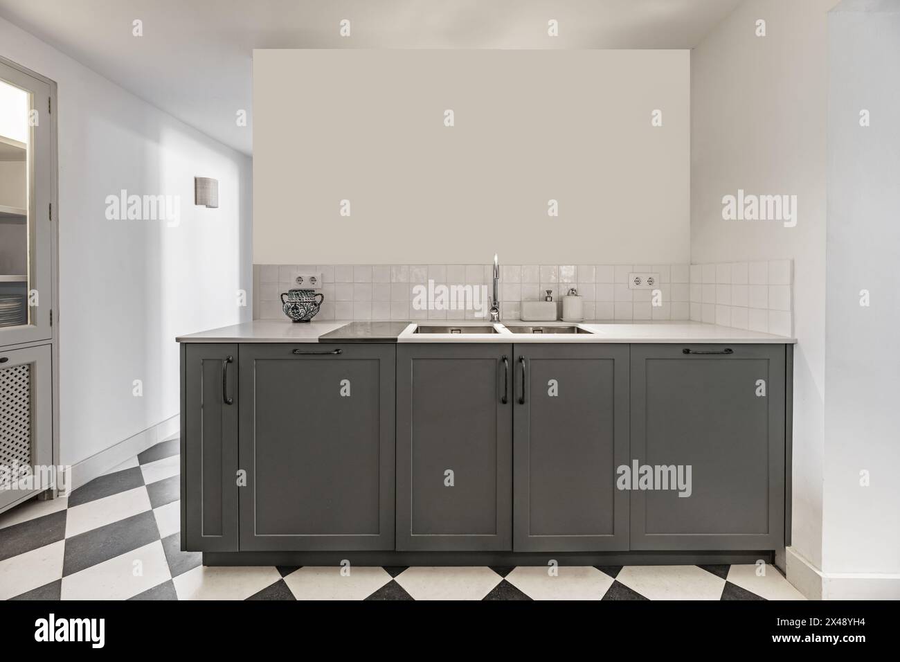 Lavello e area di lavaggio degli alimenti della cucina ​​a con pavimenti a scacchi Foto Stock