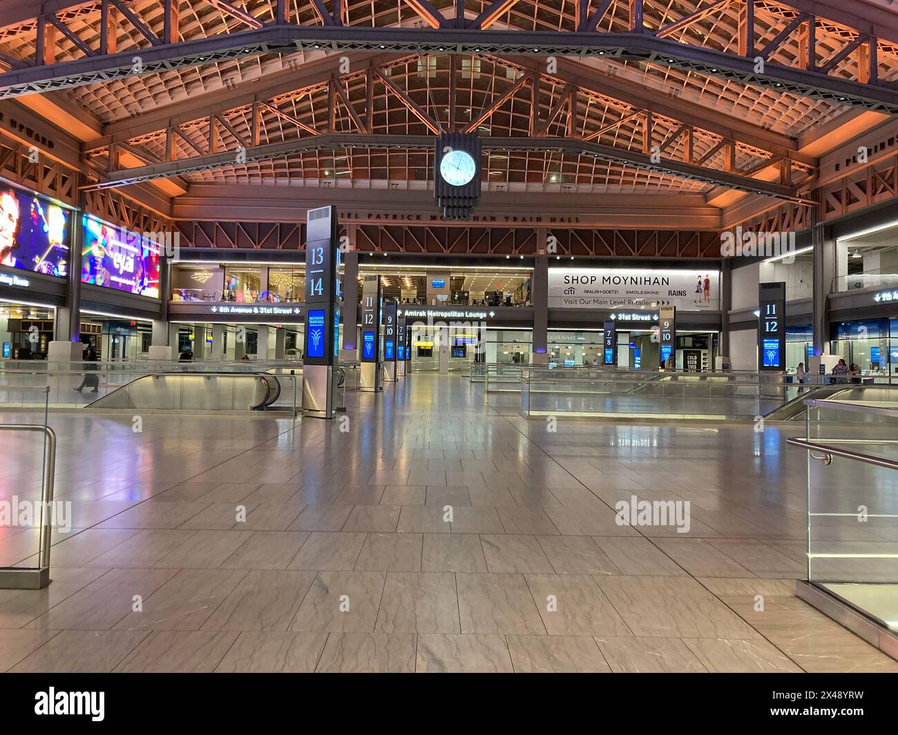 Vuota Daniel Patrick Moynihan Train Hall alla Pennsylvania Station di New York mercoledì sera, 17 aprile 2024. (© Frances M. Roberts) Foto Stock