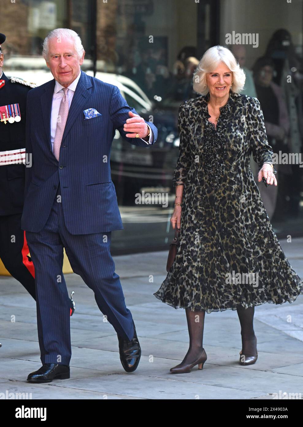 Londra, Inghilterra. REGNO UNITO. 30 aprile 2024. Il re Charles e la regina Camilla visitano l'University College Hospital Macmillan Cancer Centre. Questo è stato il primo giorno del suo MajestyÕs ritorno ai doveri pubblici da quando è stato diagnosticato il cancro . Crediti: Anwar Hussein/Alamy Live News Foto Stock