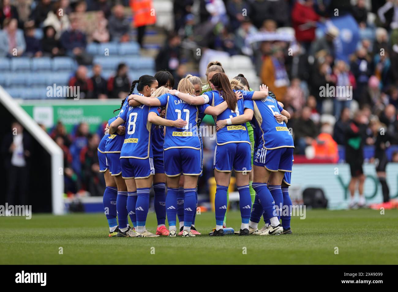 Giocatori del Leicester City per un huddle prima del calcio d'inizio durante la partita di Barclays WomenÕs Super League tra Leicester City e Manchester United. Foto Stock